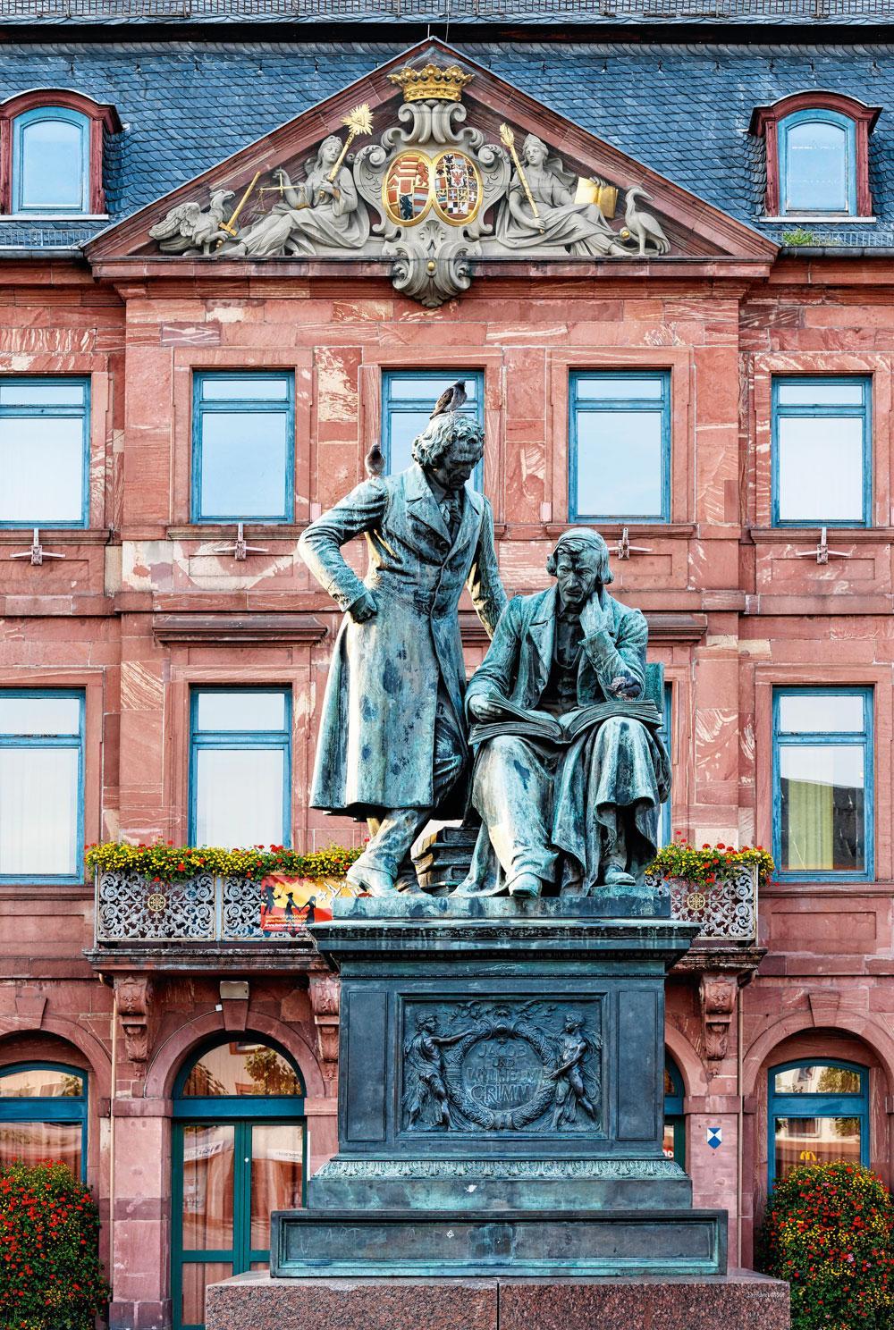 Boven. Hanau vormt het startpunt. Het standbeeld van de gebroeders Grimm prijkt er voor het stadhuis.