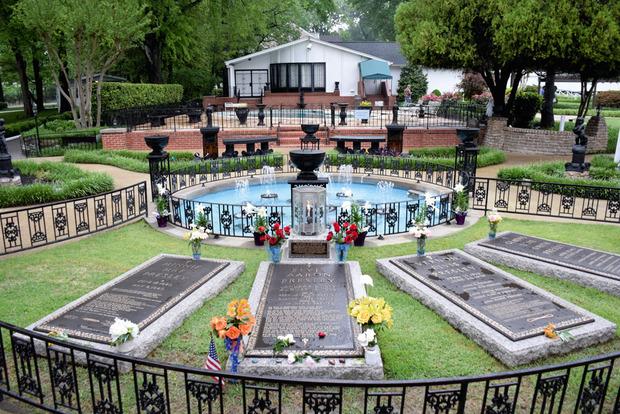 Elvis werd begraven naast zijn ouders en grootmoeder.