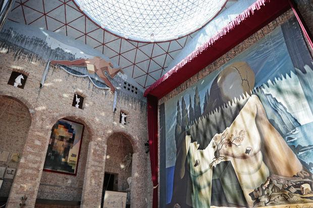 Onder de koepel van het Dali-museum hangt een reuzengroot fresco.