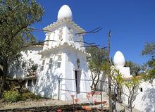 In Port Lligat verbouwde Dali een vissershuisje tot een surrealistisch bouwwerk.
