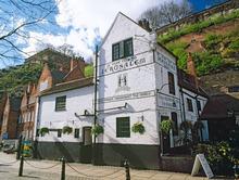 en in de oudste pub van Engeland staat een vervloekt galjoen... (rechts onder).