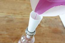 DIY: Vrolijke vazen van lege flessen