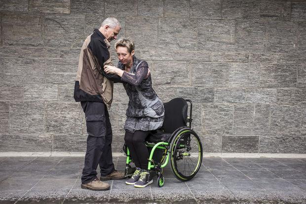 In de categorie Gebruiksvriendelijk gaat de prijs naar Frank Genar uit Hove (provincie Antwerpen). Hij ontwierp een inklapbaar voetenplankje waarmee zijn vrouw in alle veiligheid uit haar rolstoel kan opstaan en weer gaan zitten. 