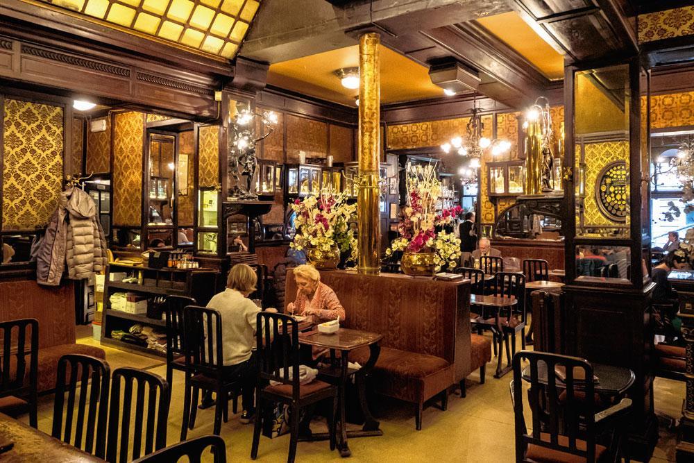 Depuis 1886, sur la place de la Bourse à Bruxelles, le café Le Cirio sert son célèbre 