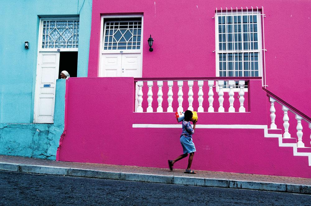 Les habitants du quartier très coloré de Bo-Kaap au Cap, repeignent leur maison chaque année pendant le Ramadan.