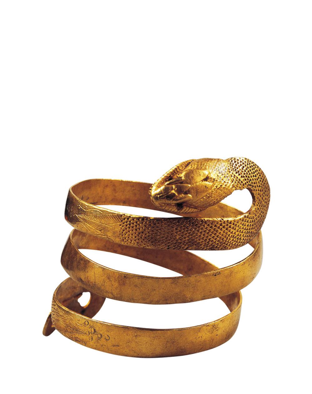 Un superbe bracelet en or en forme de serpent.