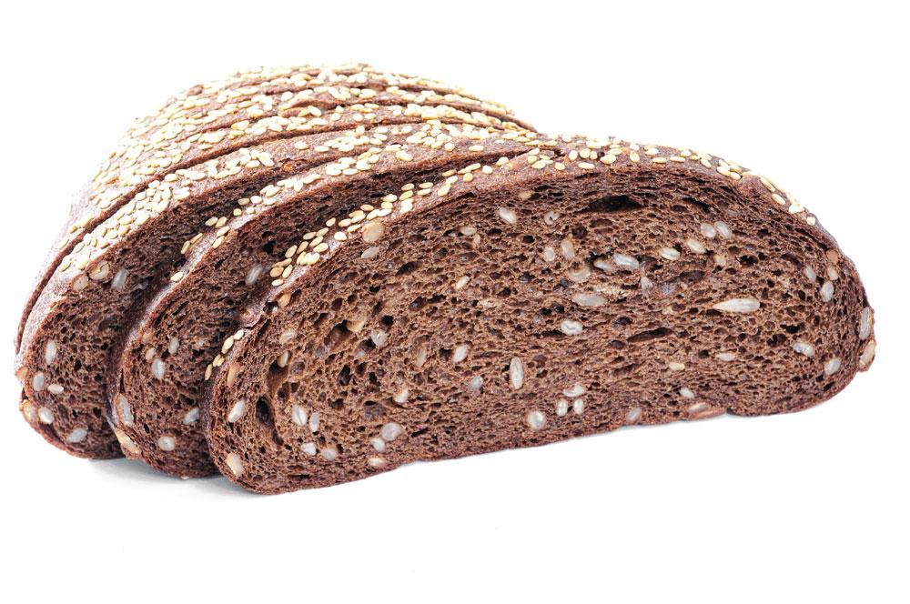 Le pain complet, riche en fibres, est favorable au développement de bonnes bactéries intestinales.