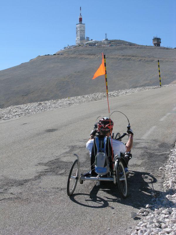 Un courageux hommage en handbike