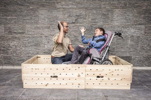 Olivier Dumoulin, papa d'un enfant handicapé de 10 ans originaire de Namur, a gagné le prix de la catégorie ergonomie pour avoir inventé une barrière de lit transportable et adaptable pour son fils. 