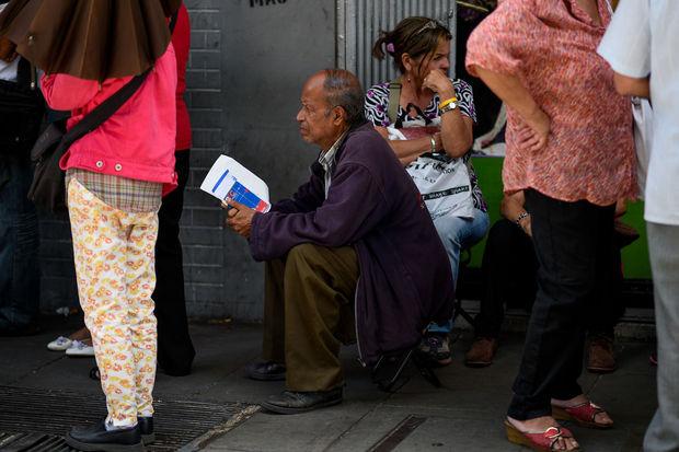Au Vénézuela, des milliers de retraités doivent faire la queue pour recevoir 1,5 dollar de pension