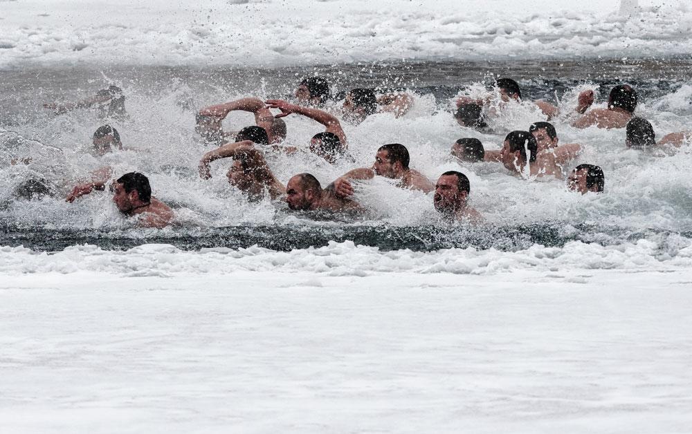 Ceux qui pratiquent la natation en hiver l'affirment : le froid booste l'énergie et l'humeur !