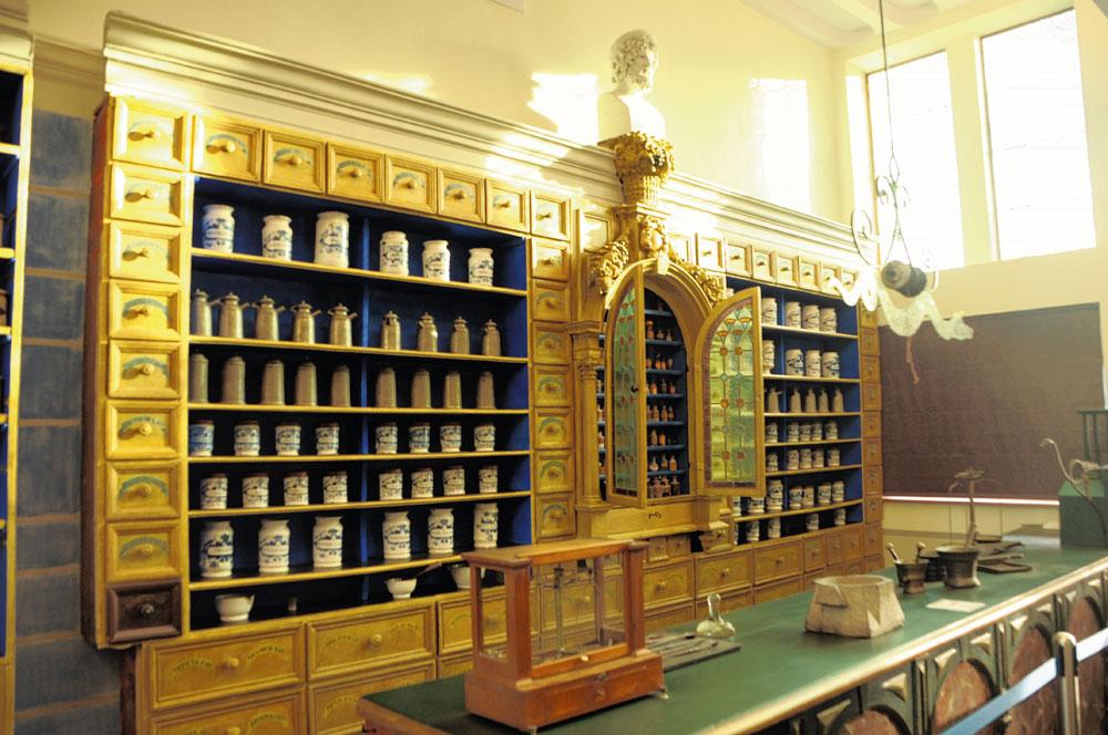 La plus vieille pharmacie privée de Belgique (1704).