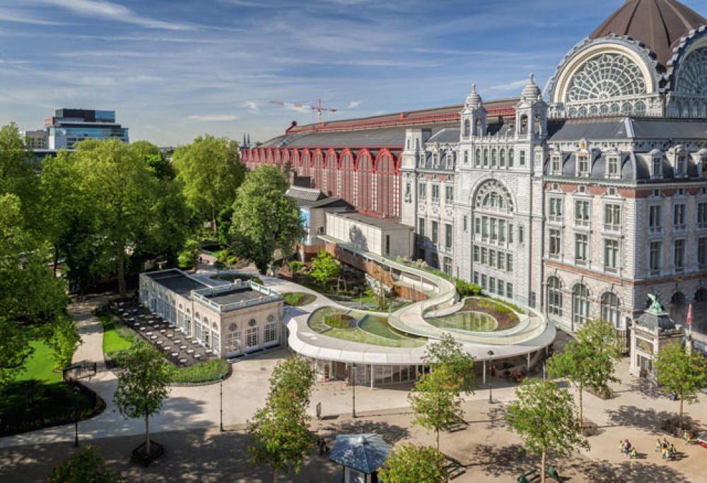 De Skywalk van zes meter hoog en 225 meter lang biedt een uniek uitzicht op de hele Zoo en op de rode panda's en roofvogels in het bijzonder.
