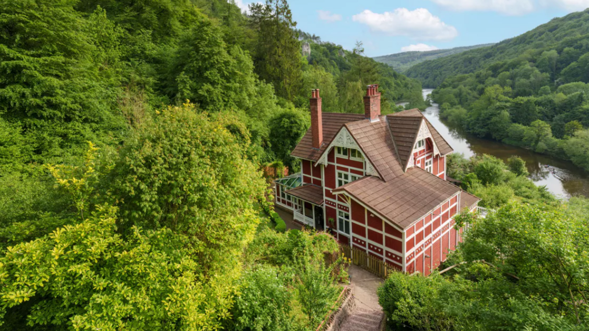 La maison du personnage d'Otis, dans "Sex Education", située dans village de Symonds Yat, dans le vallée de Wye, dans le centre de l'Angleterre,