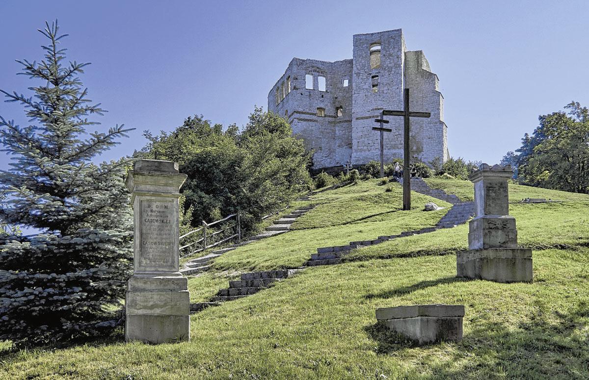 De ruine van het kasteel van Kazimierz Dolny, in harmonie met de begraafplaats.