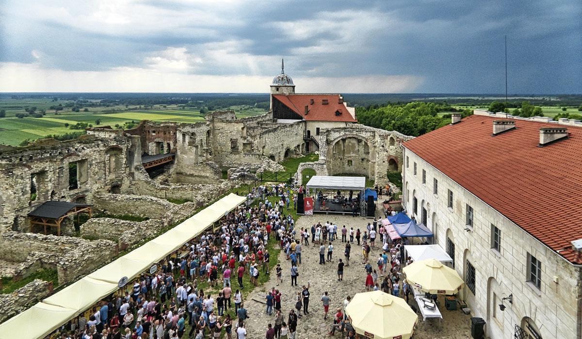 Het centrale plein van het Janowiec kasteel.