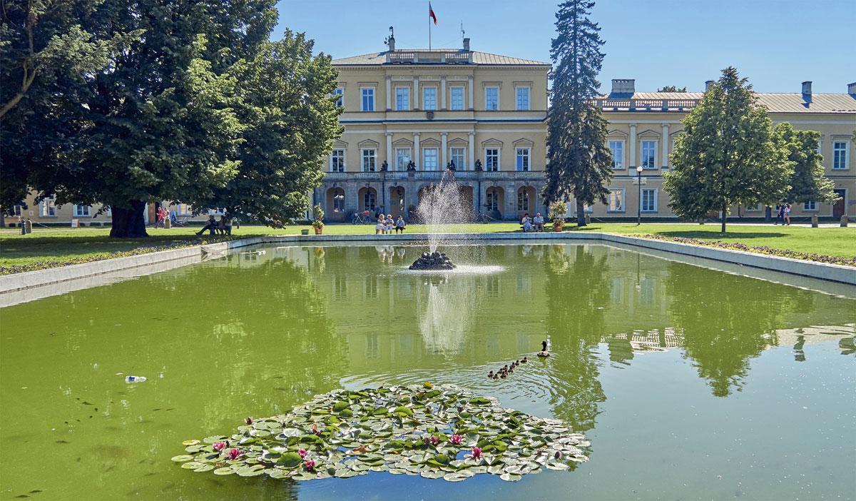 Het paleis van Kozlowka met park in Franse stijl.