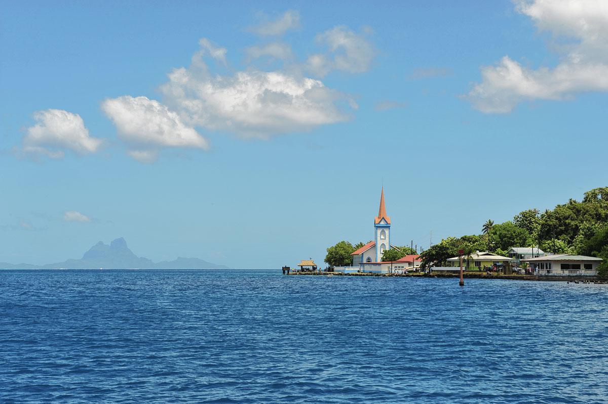 Daar komt Raiatea, het centrum voor pleziervaart, in zicht.