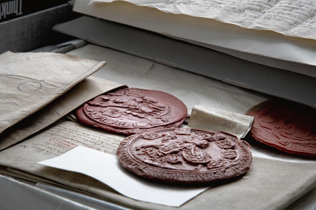 La visite guidée donnent accès à des sceaux anciens et de nombreux parchemins.