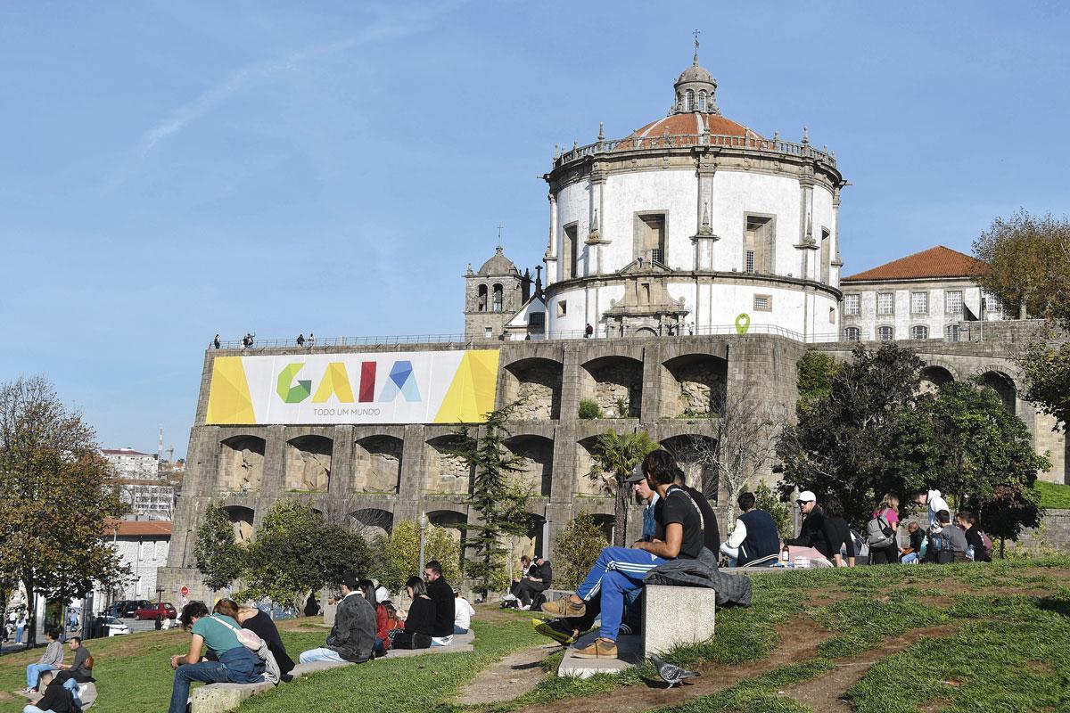 Le monastère de Serra do Pilar klooster domine le Jardim do Morro.
