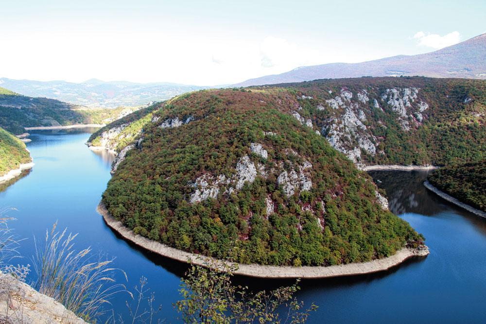 Het bekende panoramische uitzicht over de haarspeldbocht in de Vrbas-rivier.