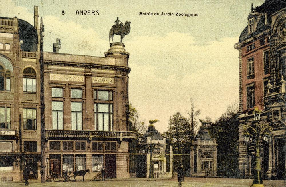 De huidige monumentale ingang met goudkleurige mozaïken dateert uit 1903. Het volledige dierenpark werd in 1984 erkend als monument.