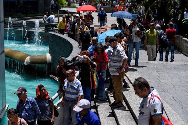 Au Vénézuela, des milliers de retraités doivent faire la queue pour recevoir 1,5 dollar de pension