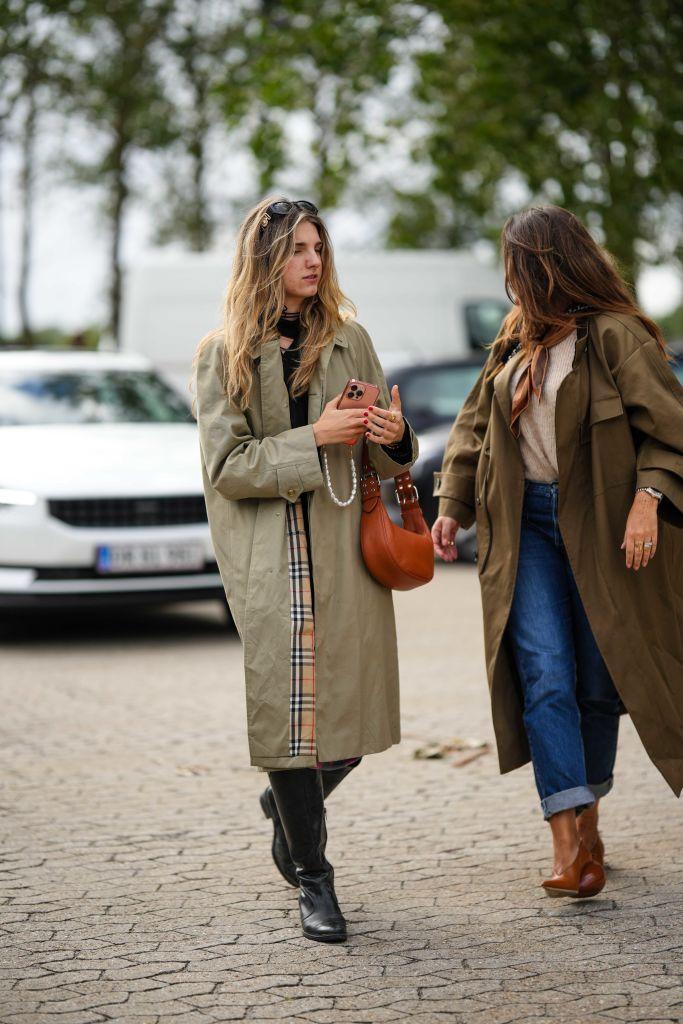 klassieke britse trenchcoat met ruitjes