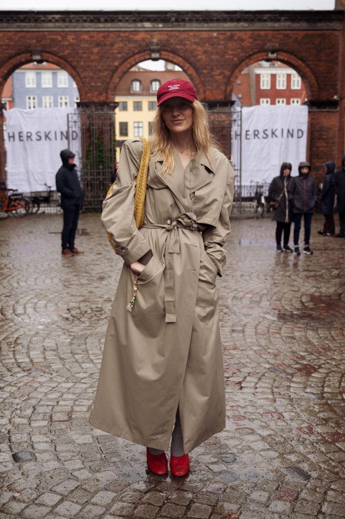 oversized en enkellang is een trend bij mooie trenchcoats voor de herfst 