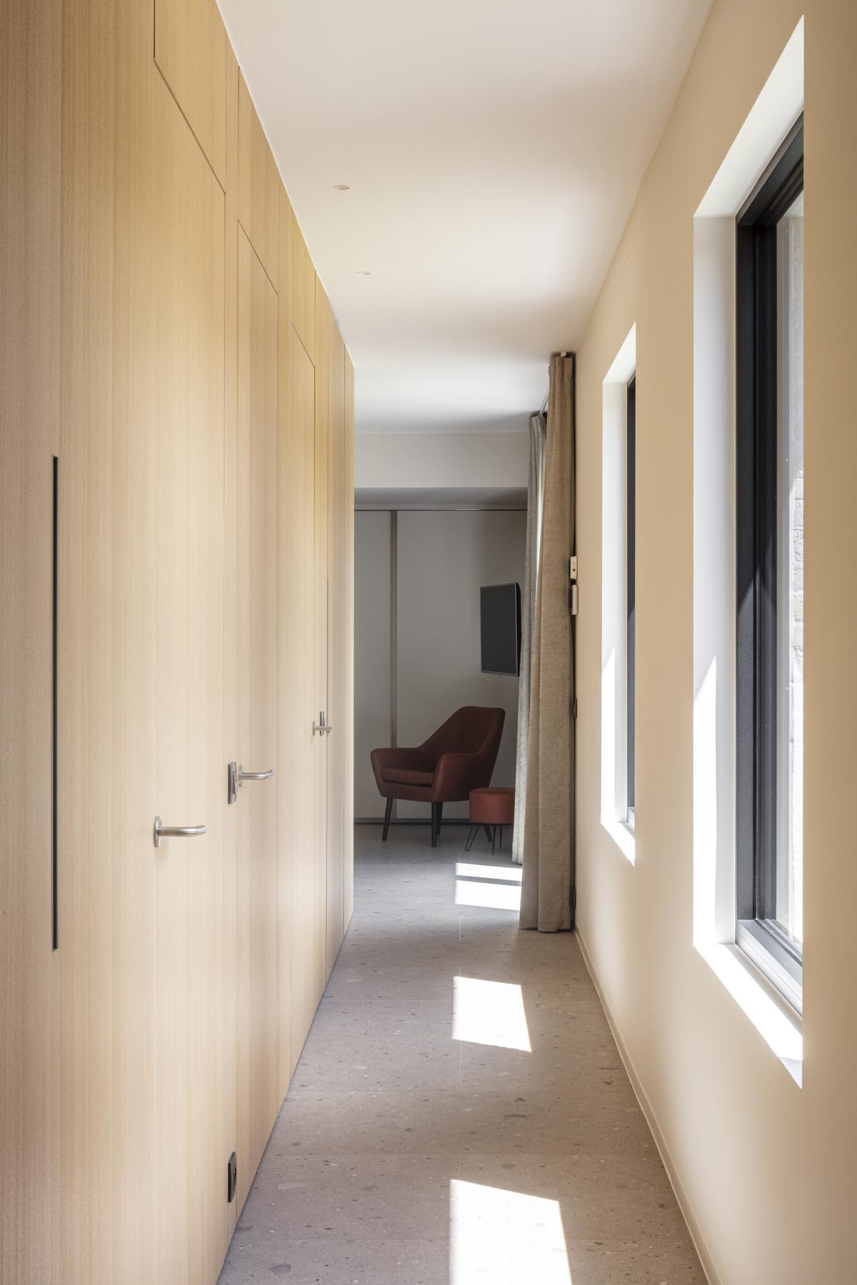 Hout loopt als een rode draad door de woning.