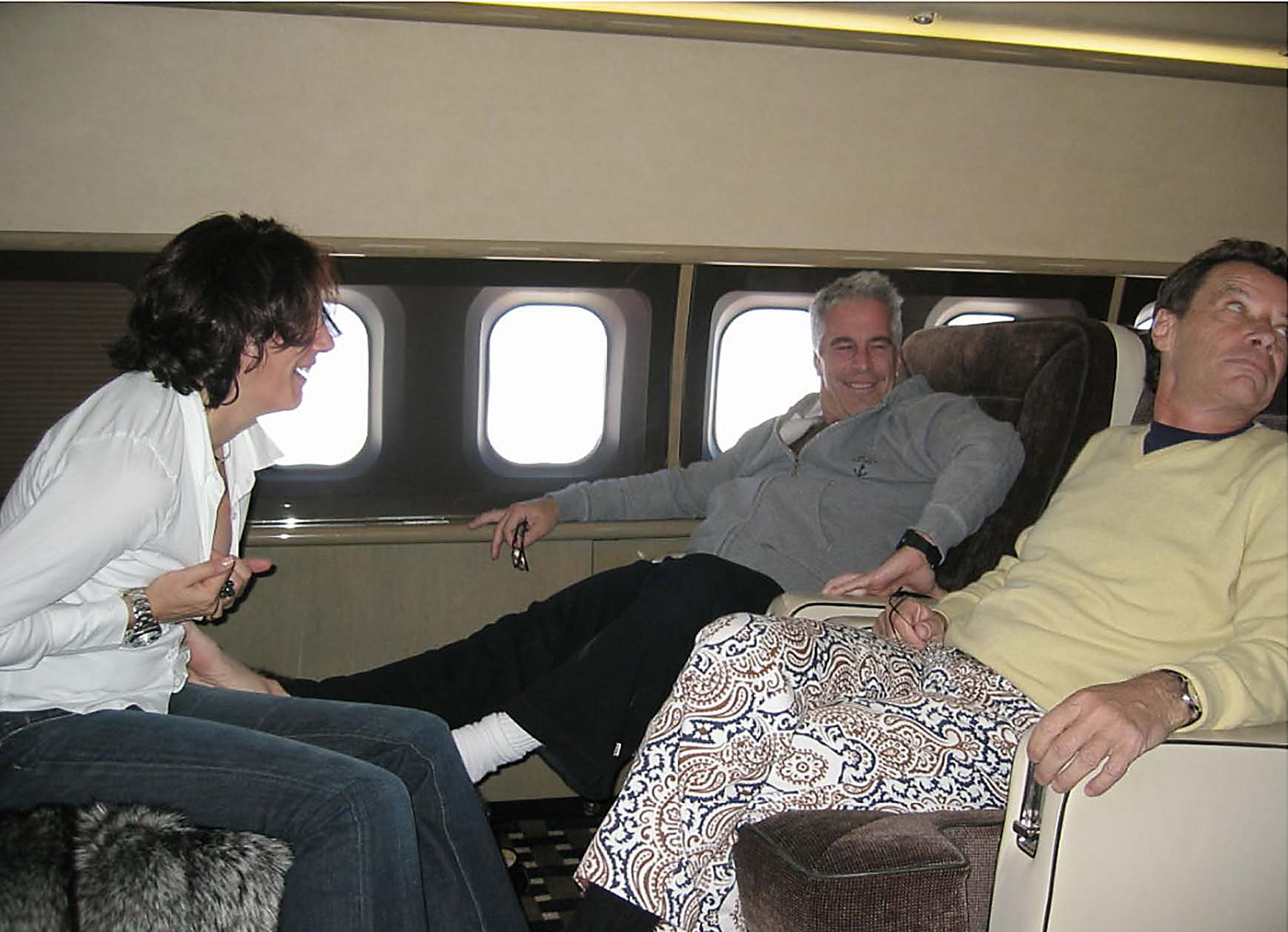 Jean-Luc Brunel (à droite) en avion avec Ghislaine Maxwell et Jeffrey Epstein - Belga Image