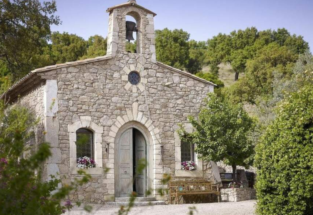 Chapelle sur le domaine provençal de Johnny Depp et Vanessa Paradis.