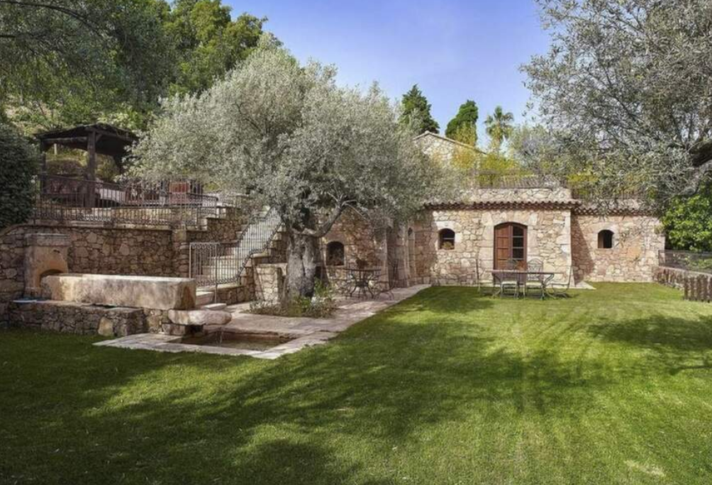 Villa principale sur le domaine provençal de Johnny Depp et Vanessa Paradis.