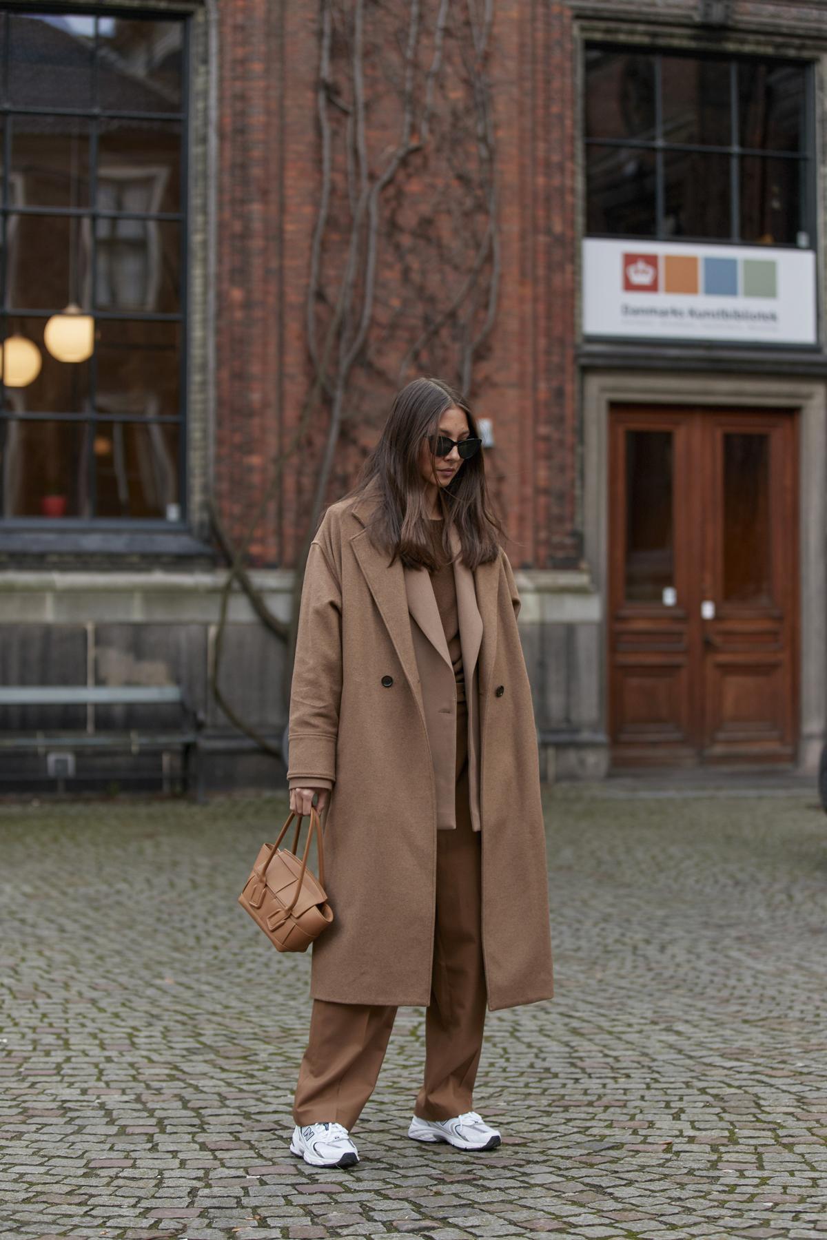 monochroom beige trenchcoat 