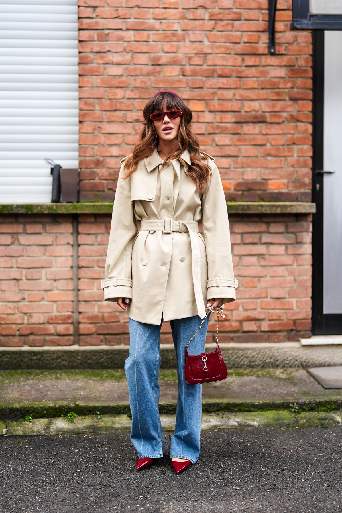 trenchcoat met puntige slingbacks