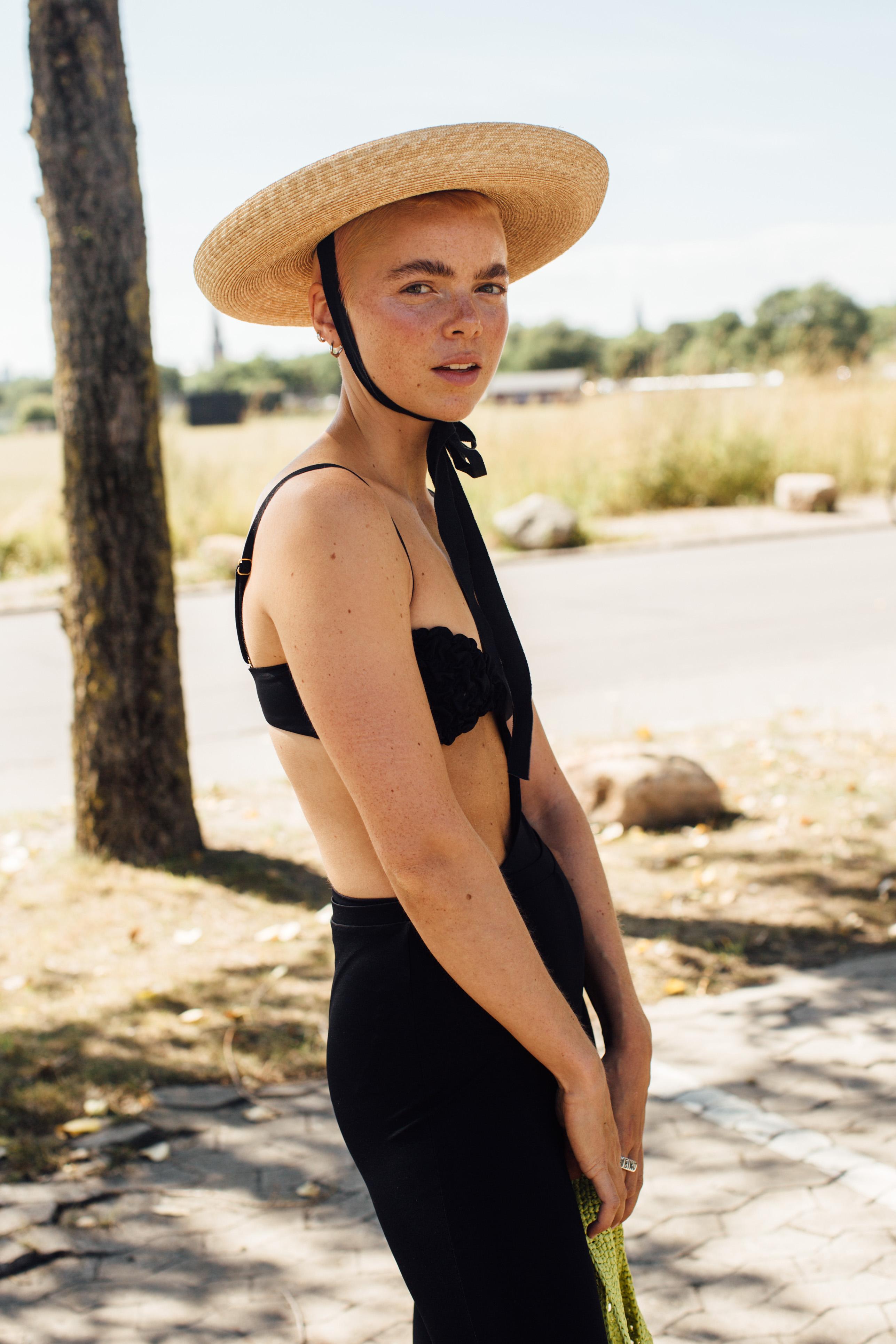 zomeroutfits Kopenhagen zwarte cut-out jurk 