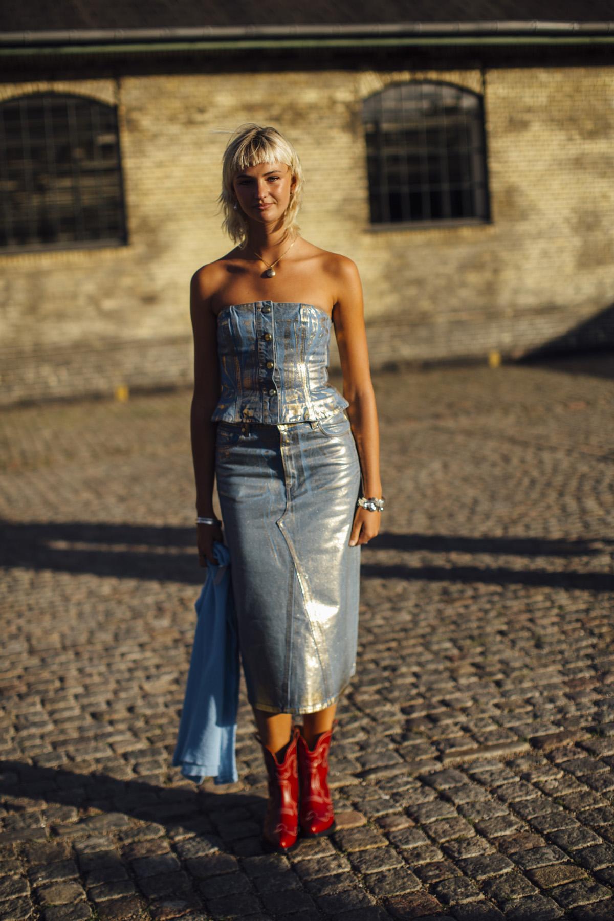 festivaloutfit met cowboylaarzen denim