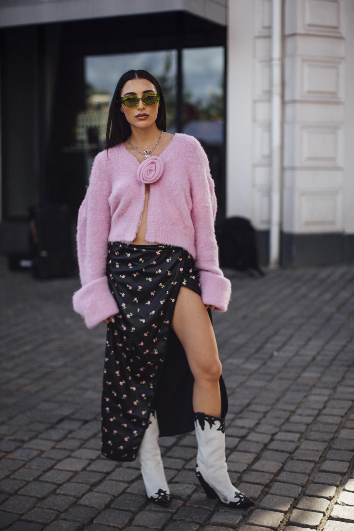 Dua lipa festivaloutfit met cowboylaarzen