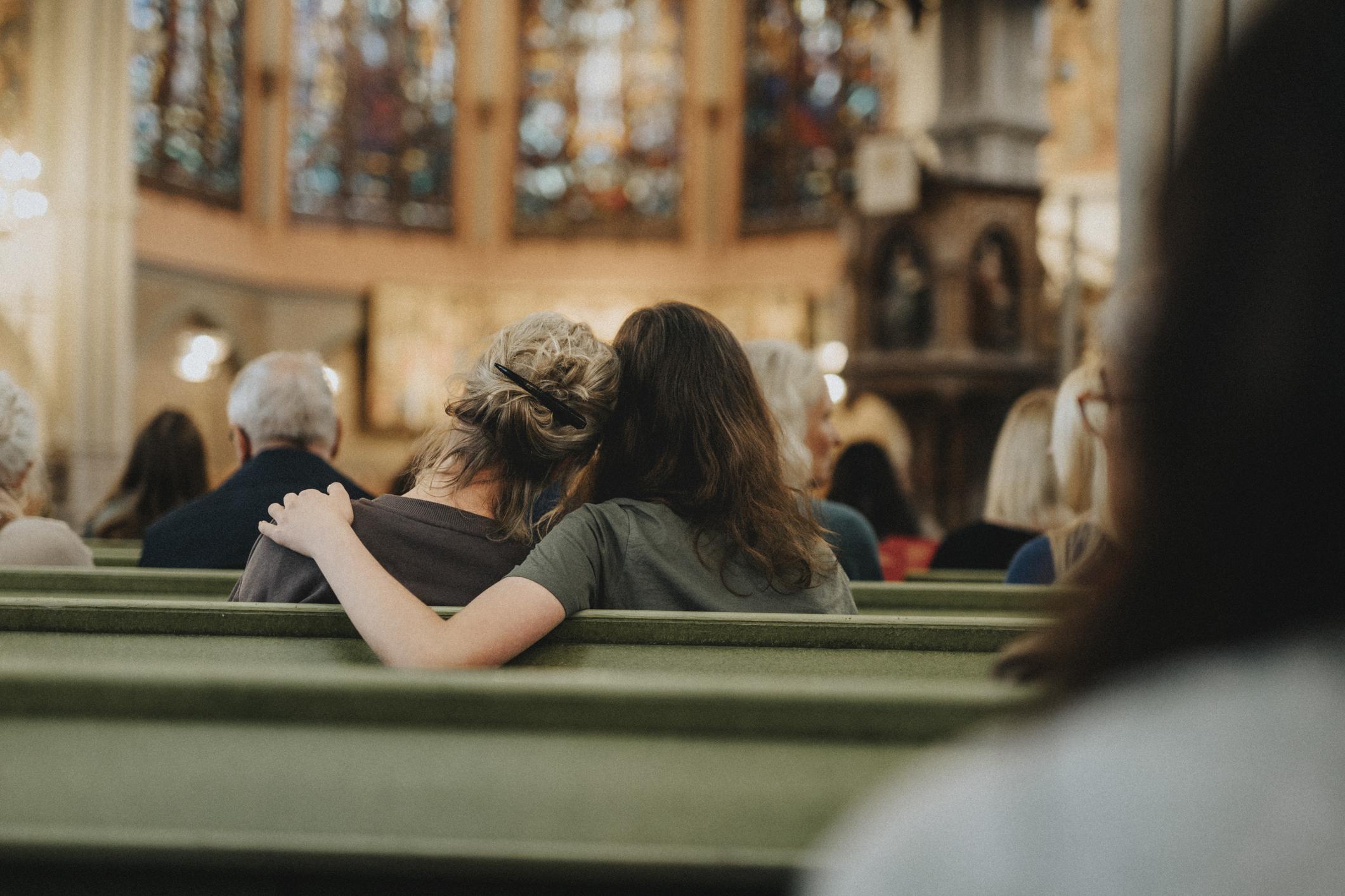 Twee vrouwen in een kerk. 