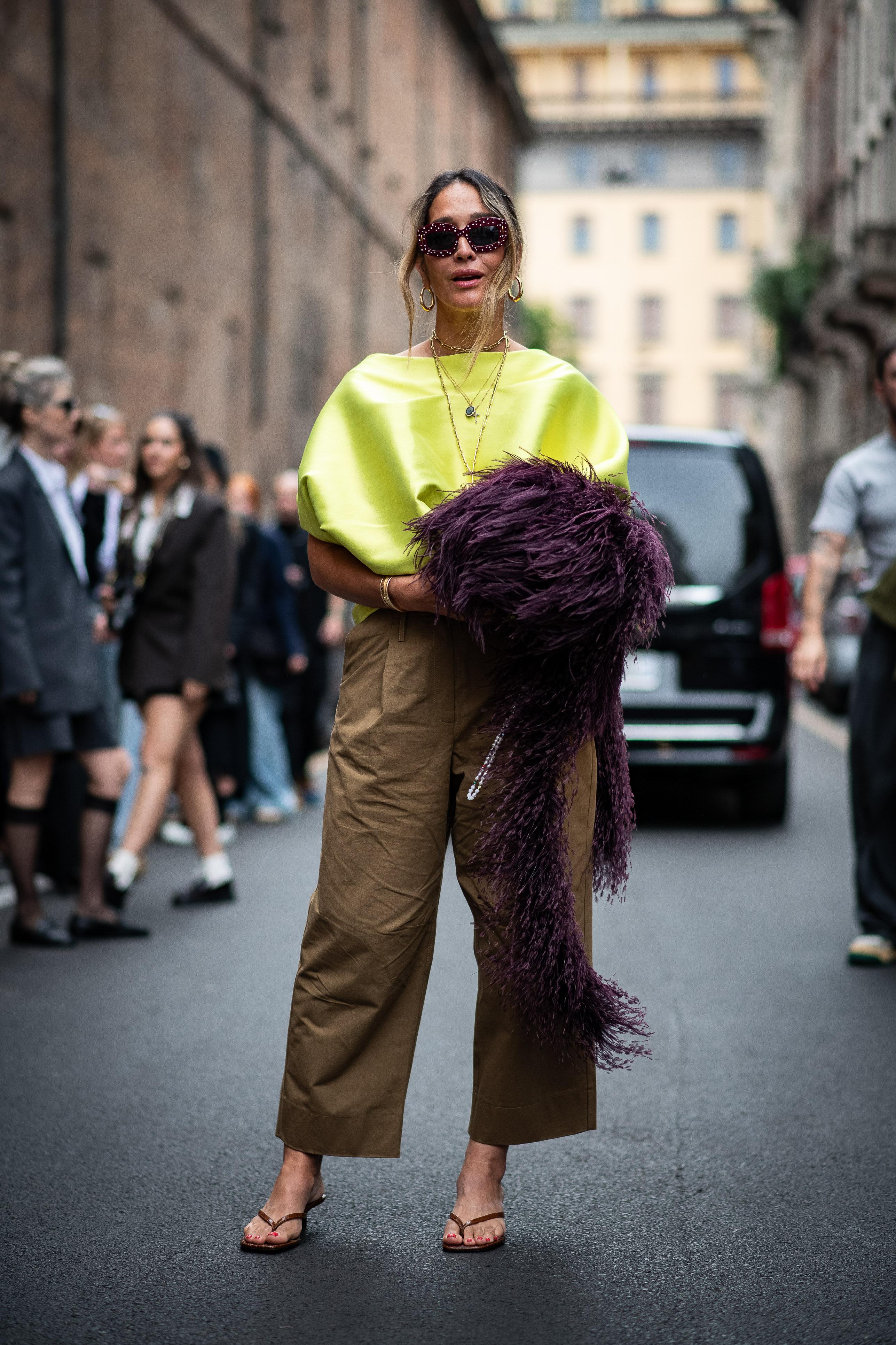 tiany met een bordeaux tas op milan fashion week