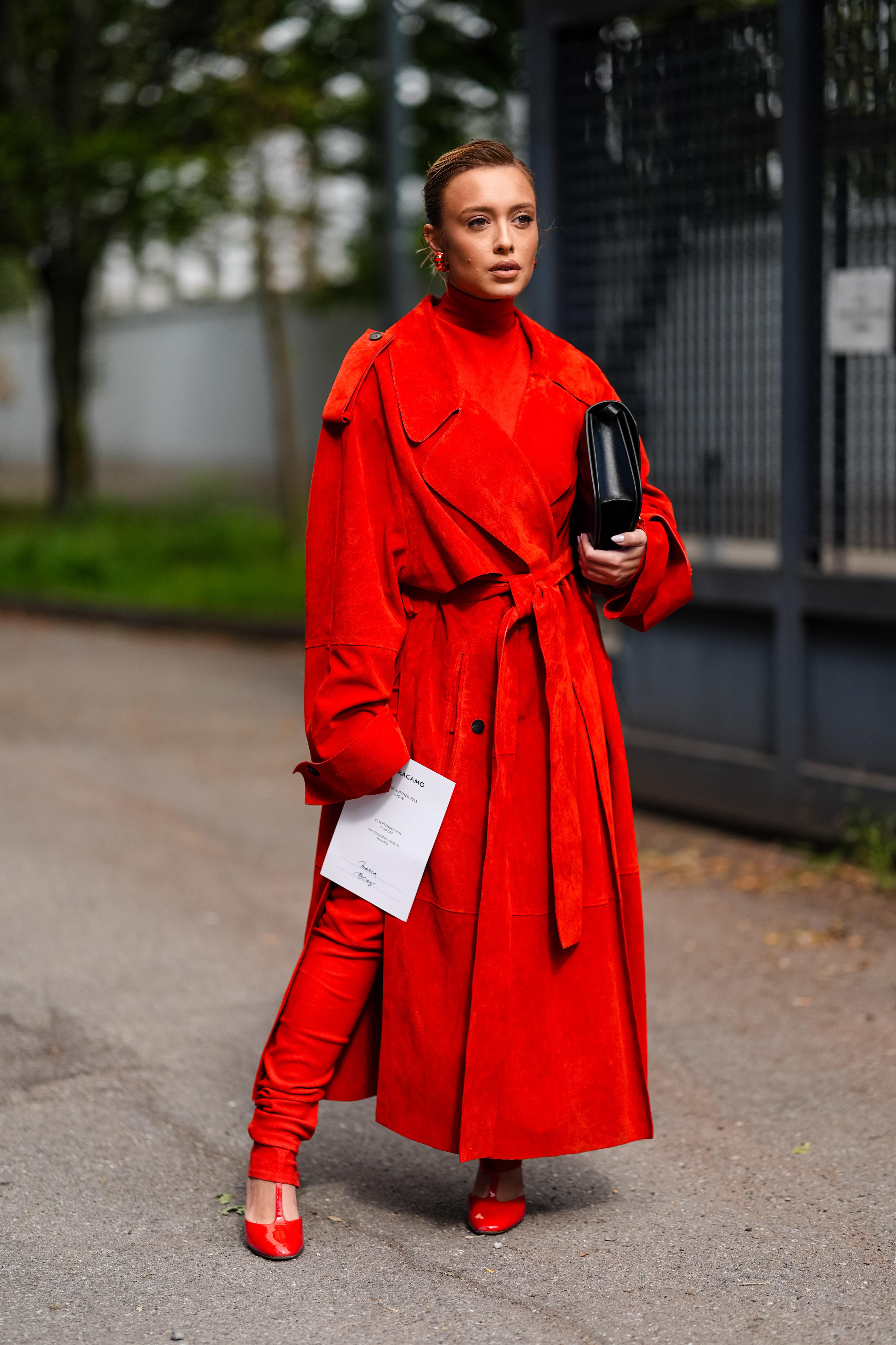 rood als een van de trendkleuren voor de herfst