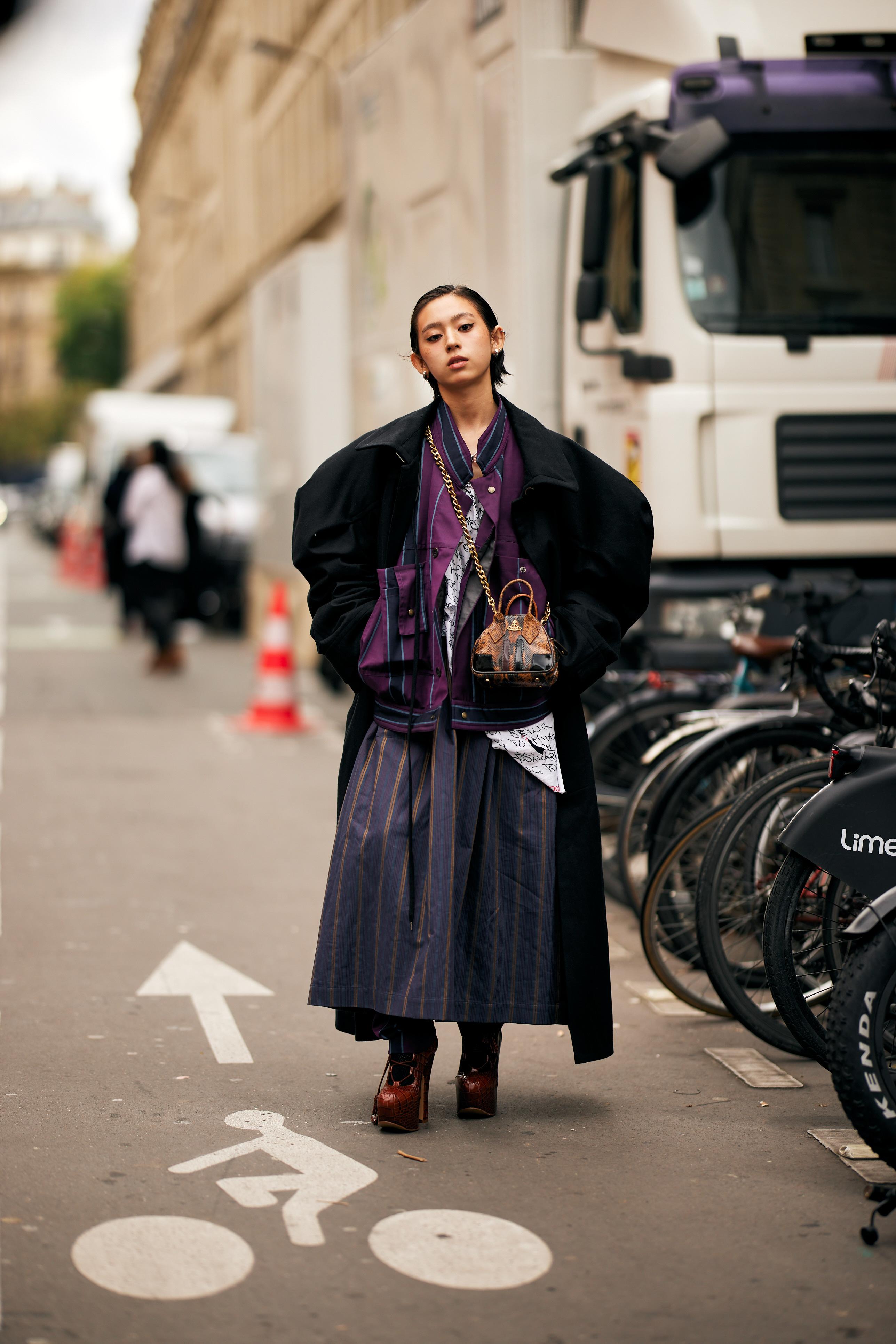 laagjes als de look om een pleated rok voor de winter te stylen