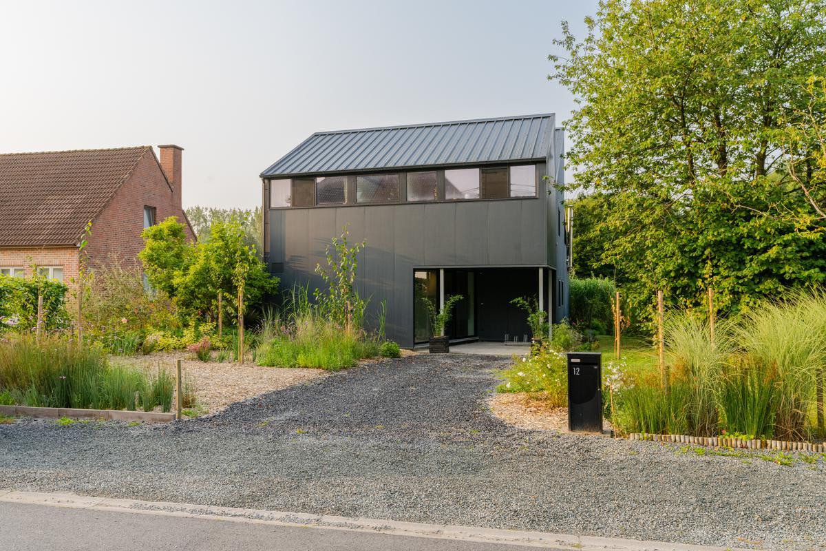 De woning kreeg een nieuw stalen jasje.