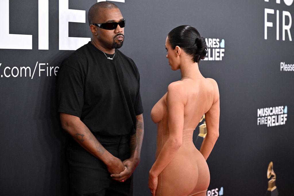 Ye en Bianca Censori op de Grammy's