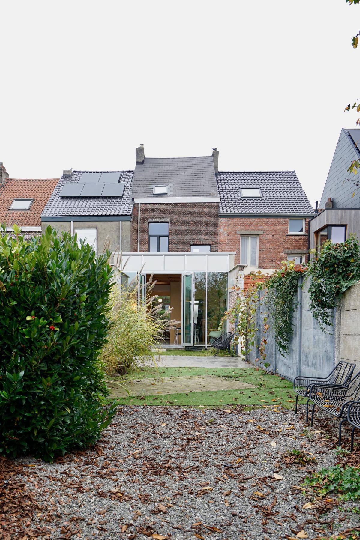 De nieuwe aanbouw vormt een contrast met het oorspronkelijke gebouw.