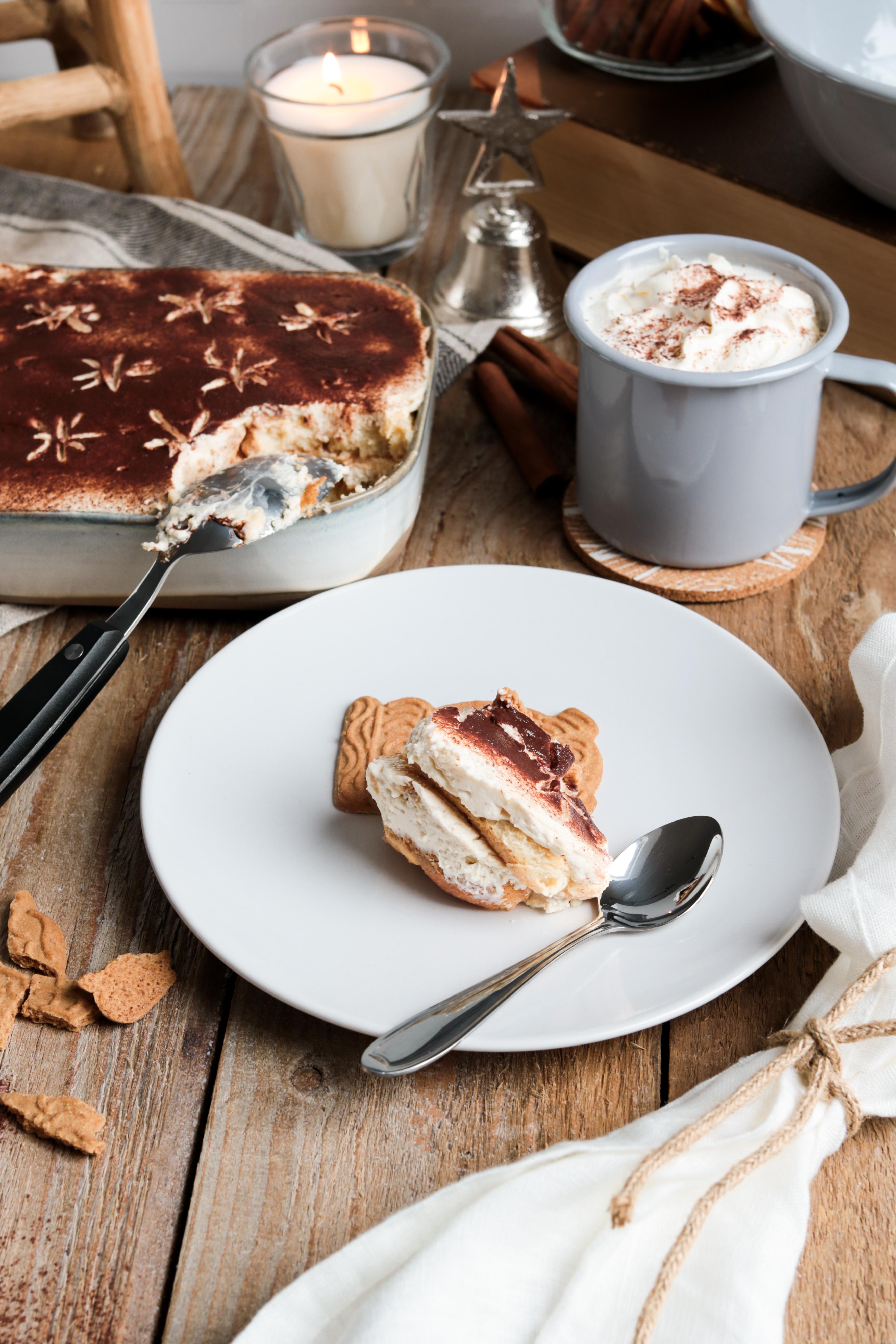 Christmas Tiramisu with Gingerbread and Spekulatius and hot chocolate