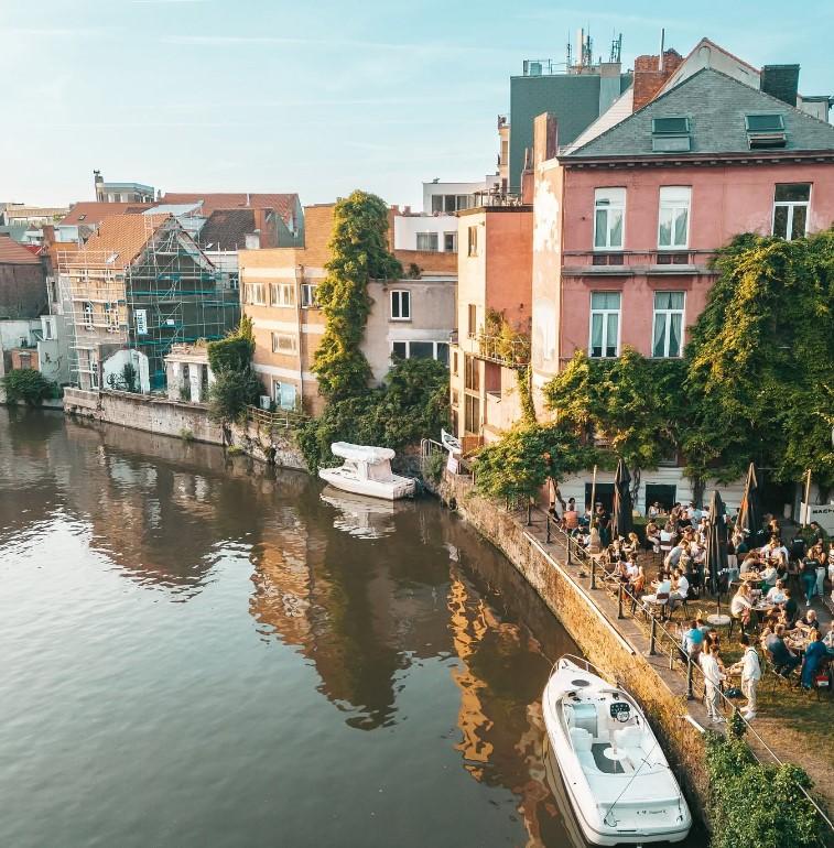 bij macho in Gent kijk je naar de zonsondergang