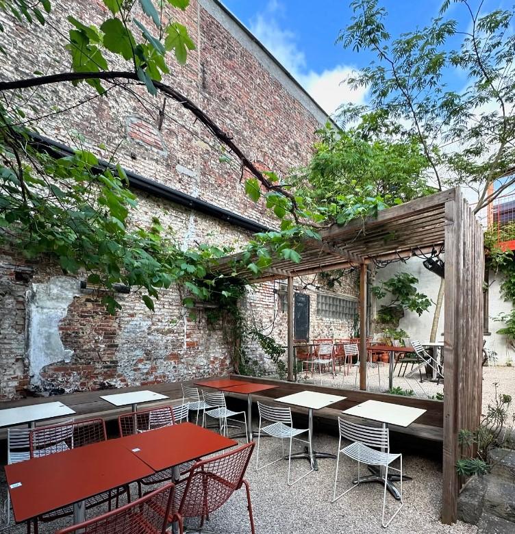 groen binnenterras in de stad stek