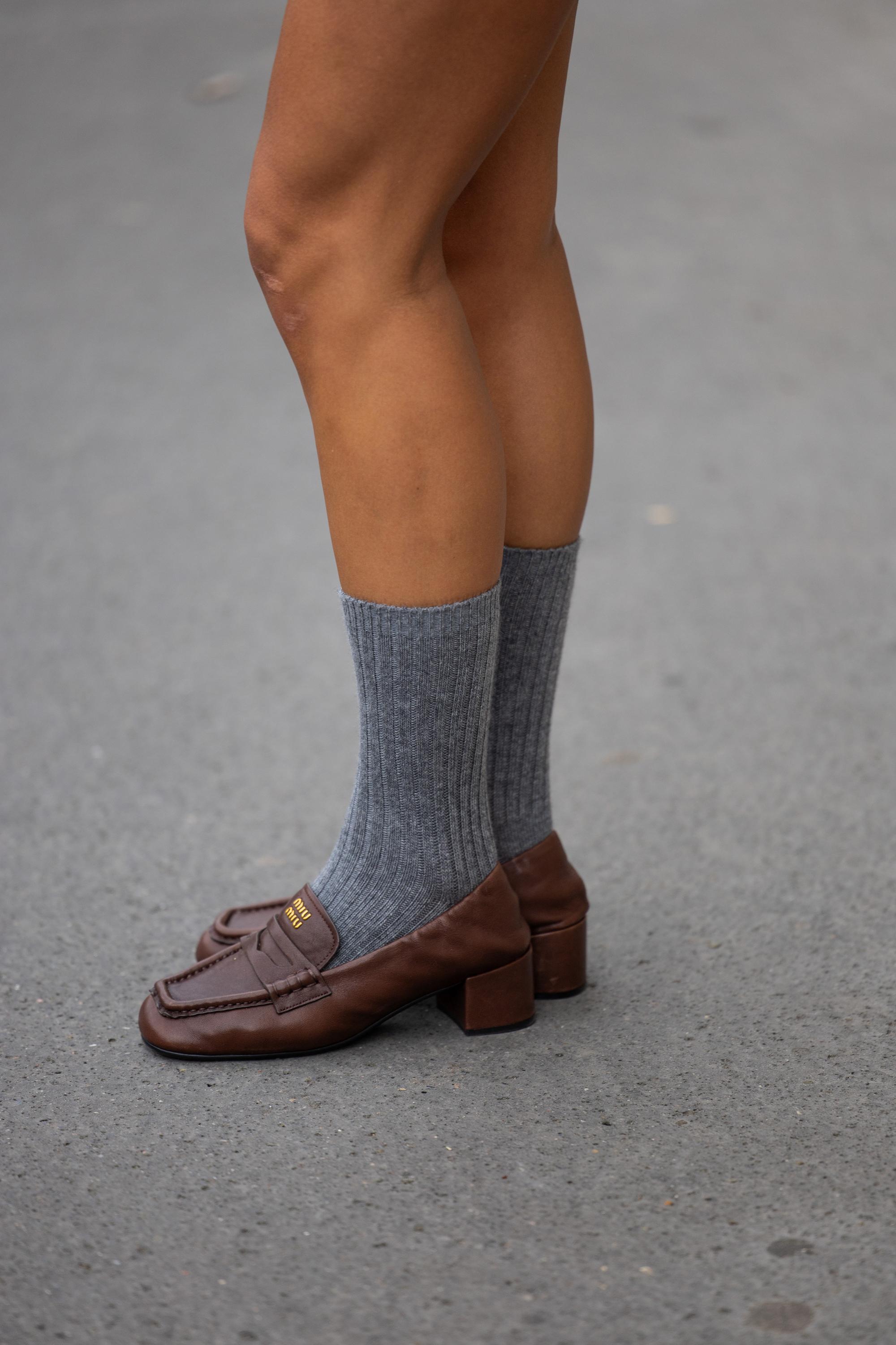 miu miu loafers met kniekousen