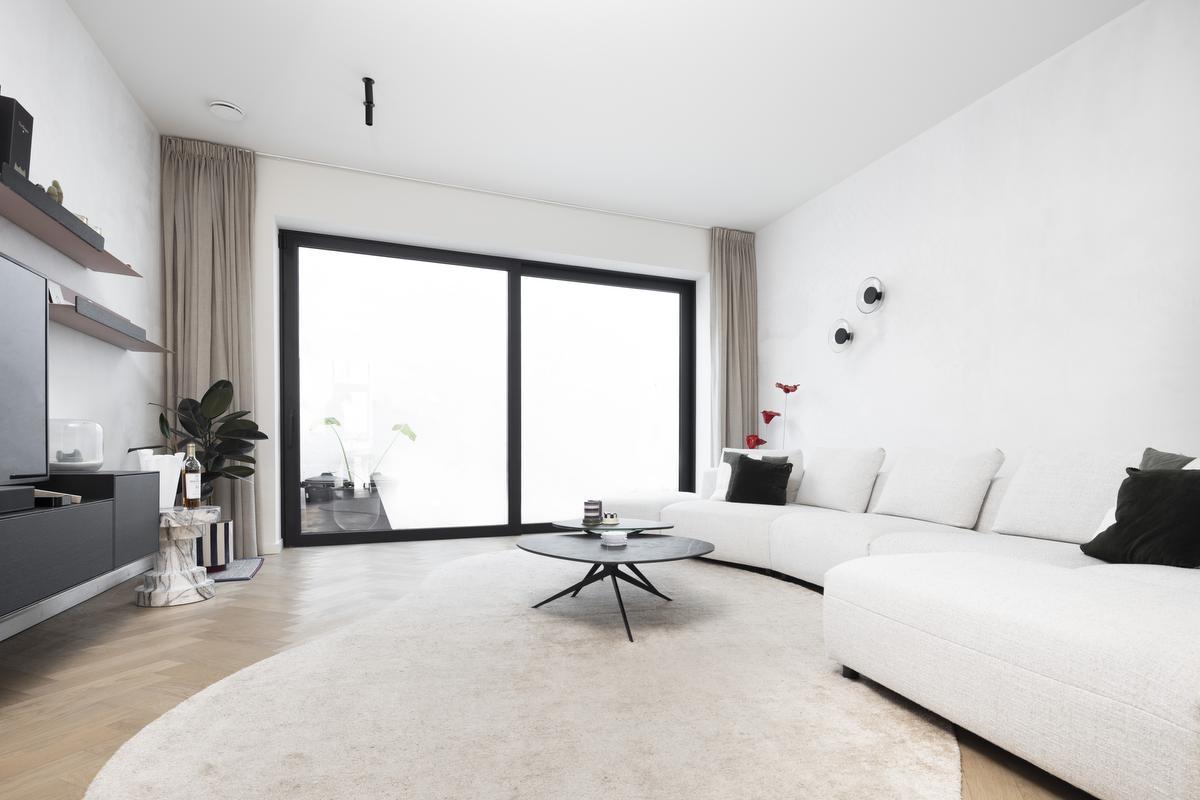 In de cosy zithoek geeft een visgraatparket een luxueuzer gevoel.